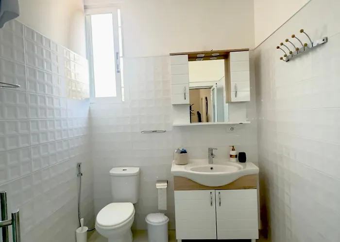 Séjour chez l'habitant Dora - Spacious 3 Bedrooms 3 Baths, Private Parking, 10 Min Vlorë