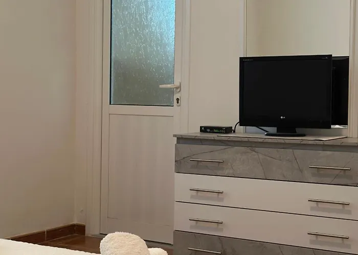 Dora - Spacious 3 Bedrooms 3 Baths, Private Parking, 10 Min *