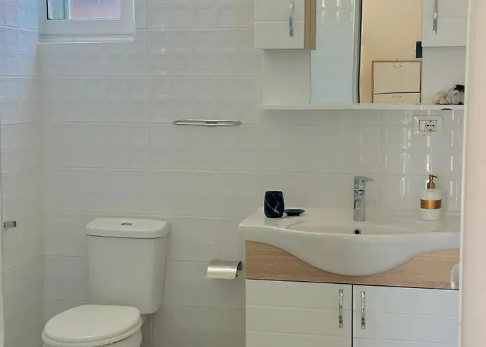 Dora - Spacious 3 Bedrooms 3 Baths, Private Parking, 10 Min Séjour chez l'habitant