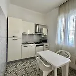 Dora - Spacious 3 Bedrooms 3 Baths, Private Parking, 10 Min Alloggio in famiglia Vlorë