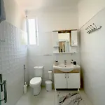Проживание в семье Dora - Spacious 3 Bedrooms 3 Baths, Private Parking, 10 Min Влёра