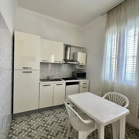 Dora - Spacious 3 Bedrooms 3 Baths, Private Parking, 10 Min Privatunterkunft Vlorë