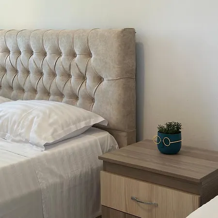 Dora - Spacious 3 Bedrooms 3 Baths, Private Parking, 10 Min Privatunterkunft Vlorë