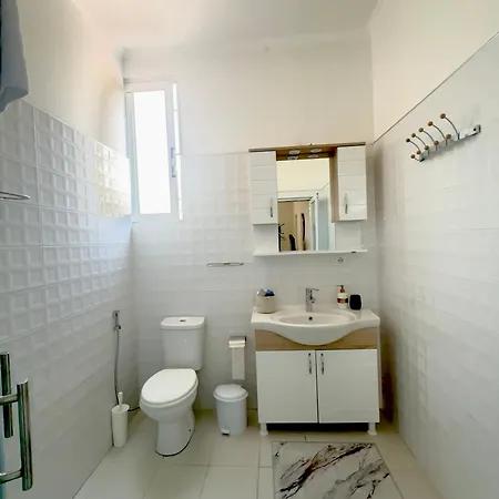 Privatunterkunft Dora - Spacious 3 Bedrooms 3 Baths, Private Parking, 10 Min Vlorë