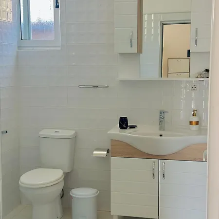Dora - Spacious 3 Bedrooms 3 Baths, Private Parking, 10 Min Privatunterkunft