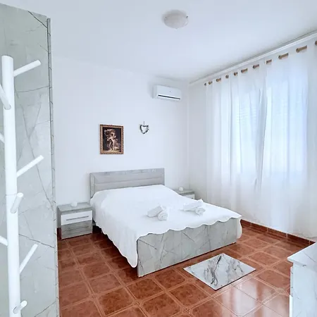 Dora - Spacious 3 Bedrooms 3 Baths, Private Parking, 10 Min Alloggio in famiglia Vlorë