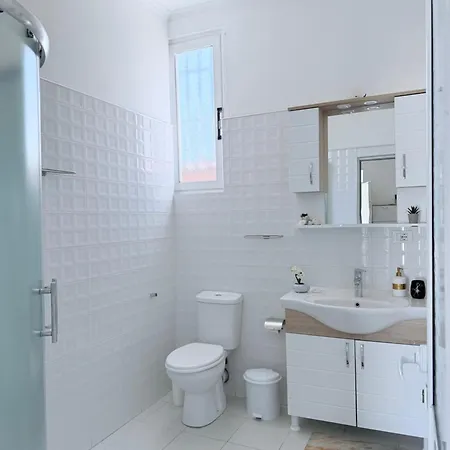 Privatunterkunft Dora - Spacious 3 Bedrooms 3 Baths, Private Parking, 10 Min Vlorë
