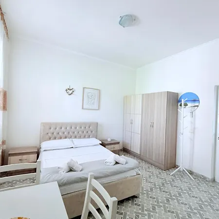 Alloggio in famiglia Dora - Spacious 3 Bedrooms 3 Baths, Private Parking, 10 Min Vlorë