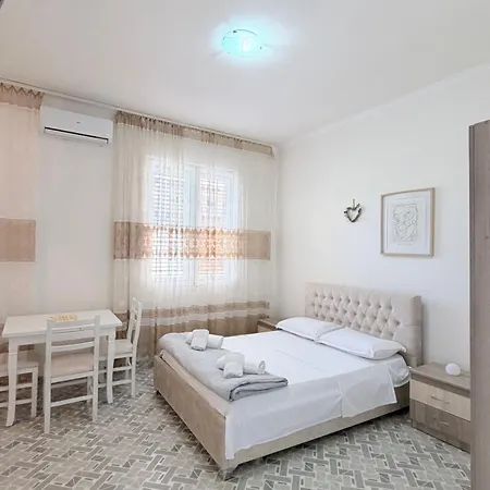 Dora - Spacious 3 Bedrooms 3 Baths, Private Parking, 10 Min Alloggio in famiglia *