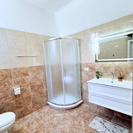 Dora - Spacious 3 Bedrooms 3 Baths, Private Parking, 10 Min Alloggio in famiglia *