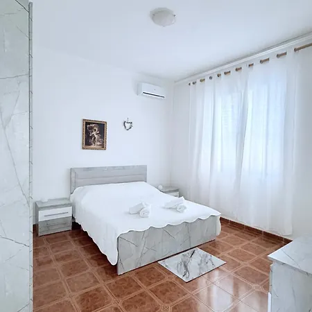 Alloggio in famiglia Dora - Spacious 3 Bedrooms 3 Baths, Private Parking, 10 Min Vlorë