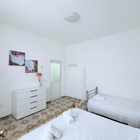 Dora - Spacious 3 Bedrooms 3 Baths, Private Parking, 10 Min Privatunterkunft