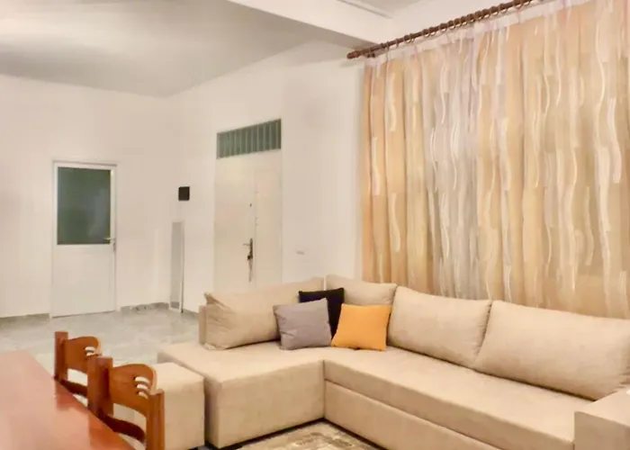 Homestay Dora - Spacious 3 Bedrooms 3 Baths, Private Parking, 10 Min