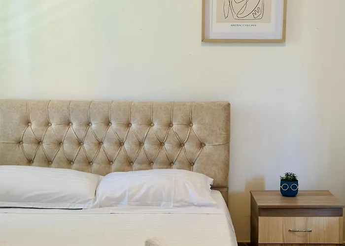 Homestay Dora - Spacious 3 Bedrooms 3 Baths, Private Parking, 10 Min *