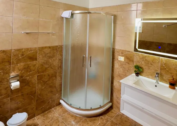 Dora - Spacious 3 Bedrooms 3 Baths, Private Parking, 10 Min *